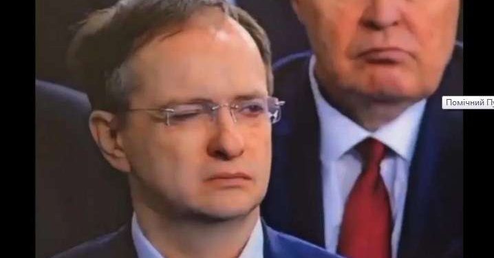 Asystent Putina wyróżnił się zabawnym zachowaniem podczas przemówienia (wideo)