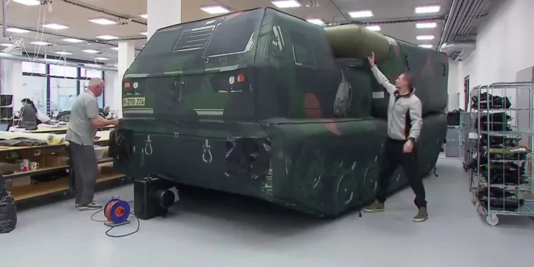 Czeskie media pokazały produkcję nadmuchiwanych HIMARS używanych jako wabiki dla Federacji Rosyjskiej (wideo)