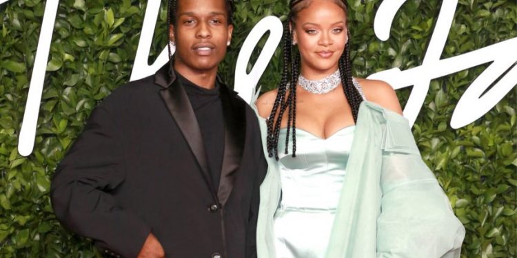Rihanna pojawiła się na okładce magazynu o modzie wraz z synem i ukochanym