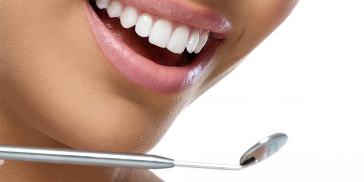 Dentyści powiedzieli, po jakich produktach nie można myć zębów: mogą osłabić szkliwo zębów