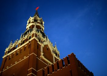 Dziwny obiekt pojawił się na niebie pod Moskwą: sfilmowali go naoczni świadkowie (klatki)