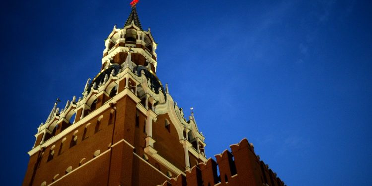 Dziwny obiekt pojawił się na niebie pod Moskwą: sfilmowali go naoczni świadkowie (klatki)