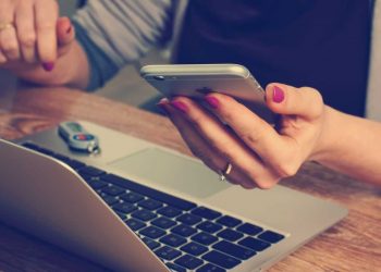 Jak dowiedzieć się, że na smartfonie jest oprogramowanie szpiegujące: ekspert wymienił główne objawy