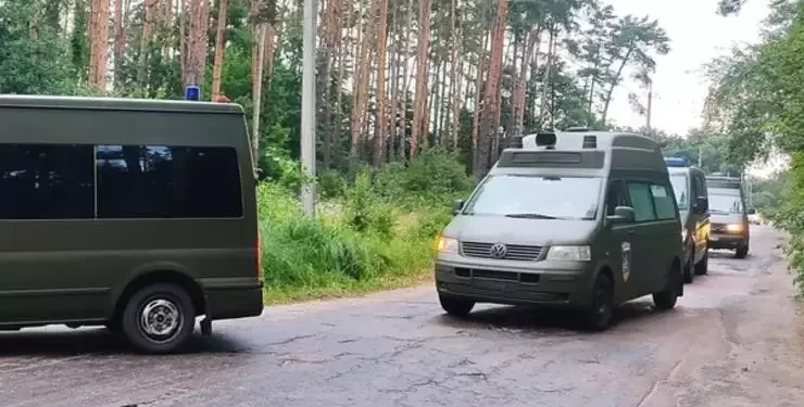 Na drogach Ukrainy pojawiły się nowe samochody z migającymi światłami: kogo trzeba ominąć