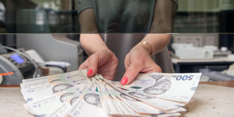 Ukraińcy czekają na duże podwyżki: ekspert opowiedział, jak zmieni się standard życia