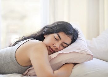 Naukowcy zasugerowali, co pozbawia ludzi zdrowego snu i jak go odzyskać
