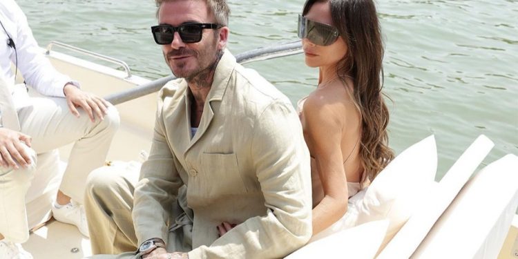Eva Longoria w monochromatycznej stylizacji na pokazie Jacquemusa w Paryżu