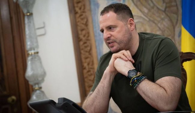 Yermak przekazuje sekretarce Bidena dane o planach Rosjan