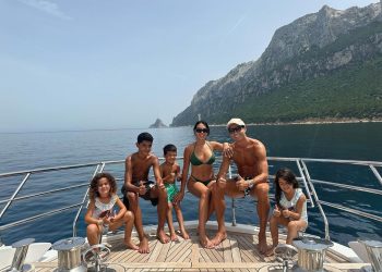 Słoneczny materiał filmowy: rodzinne wakacje Cristiano Ronaldo na jachcie za 6,5 ​​miliona euro