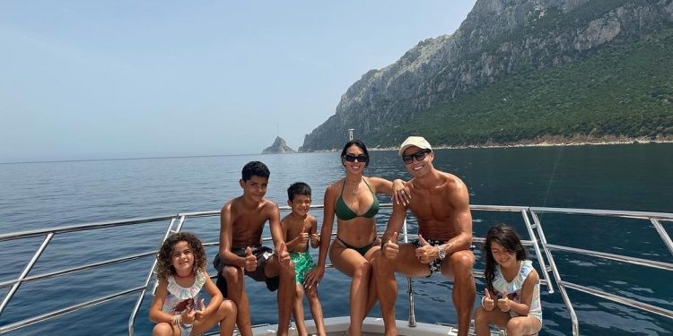 Słoneczny materiał filmowy: rodzinne wakacje Cristiano Ronaldo na jachcie za 6,5 miliona euro