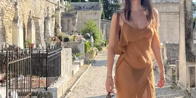Emily Ratajkowski na spacer po cmentarzu założyła przezroczystą sukienkę