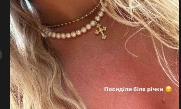 Pomogli rozmazać ciało: Lesia Nikityuk i Dasha Kvitkova otwarcie pozują w bikini