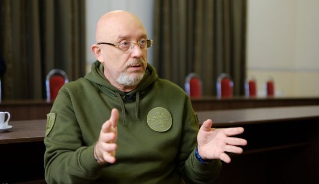 Reznikow pokazuje szwedzki BMP CV 90, który dotarł już na Ukrainę
