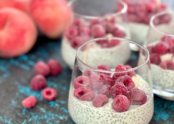 Budyń chia z brzoskwinią i malinami – przepis Lizy Glińskiej