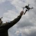 Syryjczyk pokazujący, jak żołnierze ZSU uderzają dronami FPV w rosyjskie czołgi (wideo)