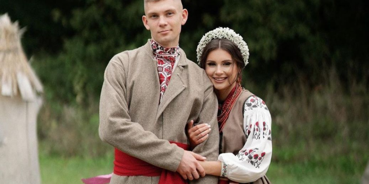 Tradycyjny strój ukraiński: członek zespołu Kałusz pokazał swoje wesele w stylu ludowym