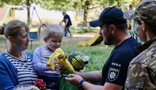 Policja ewakuowała dwie rodziny z dziećmi z pierwszej linii frontu w obwodzie donieckim (wideo)