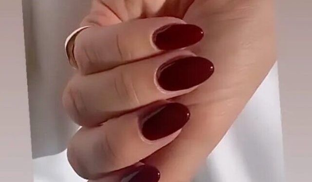 Popularny w tym sezonie odcień manicure – pokazany przez Lily James