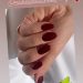 Popularny w tym sezonie odcień manicure – pokazany przez Lily James