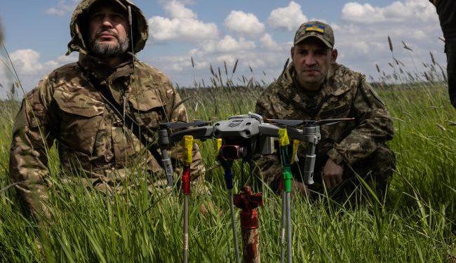 Strażnicy z moździerzami i dronami zaatakowali rosyjskie pozycje w pobliżu Bachmutu (wideo)