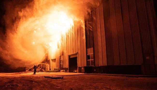 W nocy w Tarnopolu wybuchł ogromny pożar, paliło się jedno z przedsiębiorstw