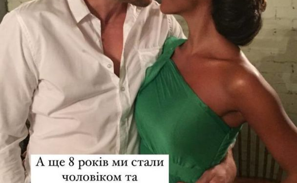Santa Dimopoulos namiętnie pozuje z mężem podczas wyjątkowej uroczystości