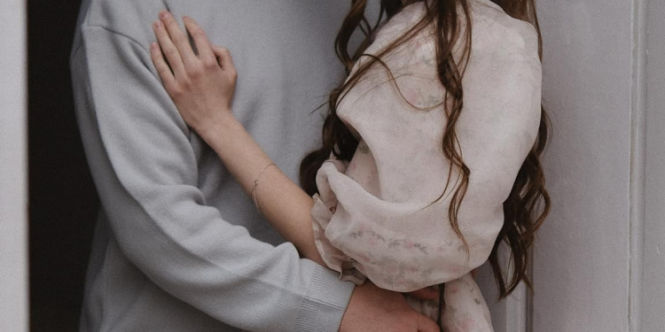 Nie możesz zacząć od nowa: małżonkowie Zhenya i Katya wydali niezależną piosenkę pop