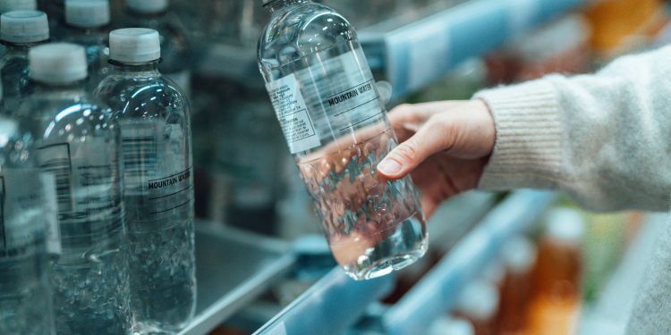 Woda w plastikowych butelkach jest niebezpieczna: lekarze ujawnili, co może zawierać