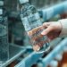 Woda w plastikowych butelkach jest niebezpieczna: lekarze ujawnili, co może zawierać