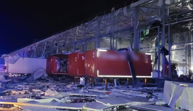 W obwodzie charkowskim Rosjanie uderzyli rakietą w terminal Nowaja Poszta: zabili i ranili