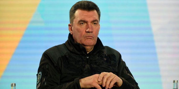 Daniłow skomentował pomysł płatnych wyjazdów mężczyzn za granicę