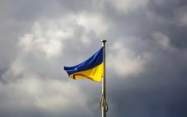 Nie wytrzymał ataku żywiołów: w Kijowie huragan uszkodził największą flagę Ukrainy