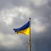 Nie wytrzymał ataku żywiołów: w Kijowie huragan uszkodził największą flagę Ukrainy