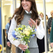 Kate Middleton z niebiesko-żółtym bukietem i patriotyczną wstążką: rozważ zdjęcie