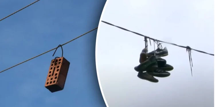 Dlaczego na drutach wiszą cegły i tenisówki i co to oznacza?