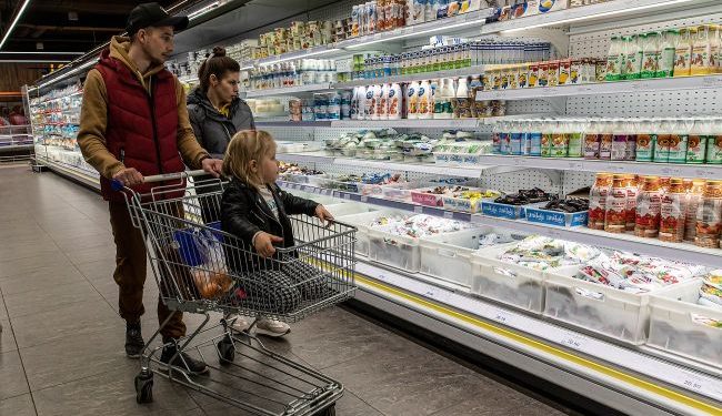 Produkty na Ukrainie są coraz droższe. Co stanie się z cenami i jak możesz zaoszczędzić