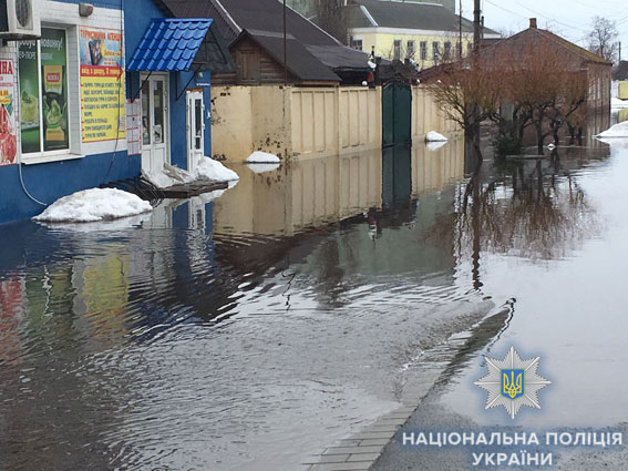 В Сумской области наводнение, полиция на лодках спасает людей