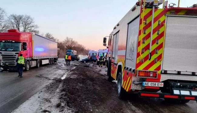 W pobliżu Dniepru doszło do wypadku na dużą skalę, w wyniku którego rannych zostało sześć osób