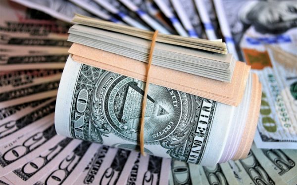 W ostatnim tygodniu roku NBU sprzedało na rynku międzybankowym ponad 890 mln dolarów