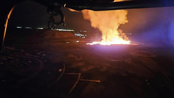 Erupcja lawy następuje bardzo blisko rozwoju miast: nowy wulkan na Islandii rozpoczęła się erupcja (FOTO) 