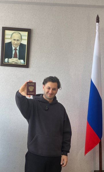 Podziwia Putin i „wielkość” Federacji Rosyjskiej: producent Jurij Bardasz pochwalił się rosyjskim paszportem” /></p>
<p>W komentarzach dla mediów propagandowych Bardasz powiedział, że „bardzo się cieszy” z otrzymania obywatelstwa terrorysty stan i „cieszył się” tym, gdy podczas przysięgi odegrano hymn agresywnego kraju.< /p> </p>
<p>Zauważamy, że były producent słynnych grup Quest Pistols, „Mushrooms”, „Nerves” i piosenkarz Wellboy ogłosił zamiar uzyskania rosyjskiego paszportu już we wrześniu 2022 roku. Ponadto Bardasz wcześniej nazywał siebie „Rosjaninem”, Federację Rosyjską „wielkim i potężnym państwem”, a także entuzjastycznie gratulował szefowi Kremla z okazji jego urodzin.</p>
<p>Wcześniej prezenter telewizyjny Aleksiej Suchanow wyjaśnił, dlaczego nadal nie pozbył się rosyjskiego paszportu.</p>
<p><!--noindex--></p>
<p><a rel=
