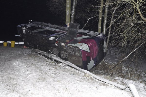 Nocny wypadek z ukraińskim autobusem w Polsce: szczegóły podała miejscowa policja (zdjęcie) )