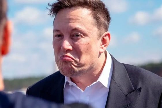 Akcje Tesli spadają po decyzji sądu o anulowaniu premii Muska w wysokości 56 miliardów dolarów