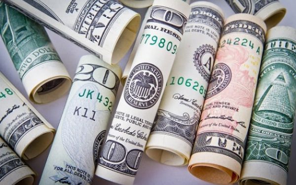 Kursy walut wieczorem 10 stycznia: dolar i euro spadły na rynku międzybankowym w zakupach