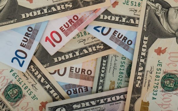 Kursy walut wieczorem 11 stycznia: dolar i euro mocno spadły na rynku międzybankowym