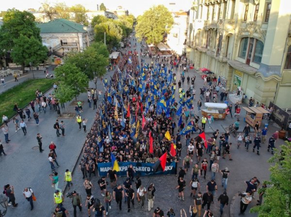 РџРµСЂРµРґ РјР°СЂС€РµРј РЅР°С†РёРѕРЅР°Р»РёСЃС‚РѕРІ РІ РћРґРµСЃСЃРµ РЅР°С€Р»Рё "РіСЂР°РЅР°С‚Сѓ", РЅРѕ РІСЃРµ РїСЂРѕС€Р»Рѕ РјРёСЂРЅРѕ