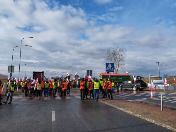 Polscy rolnicy zablokowali linię kolejową w pobliżu punktu Medika-Szegini i wysypali ziarno z wagonu (zdjęcie) 