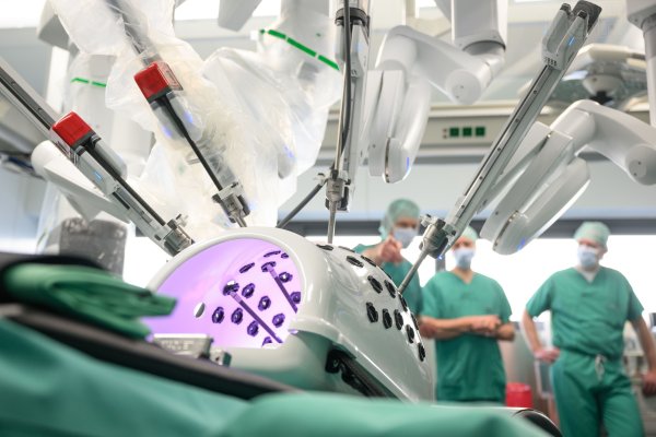 
Больная раком толстой кишки умерла после того, как хирургический робот прожег дыру в органе
