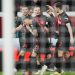 Bayer pokonał Wolfsburg w grze w przewadze i utrzymał 10-punktową przewagę nad Bayernem (wideo)