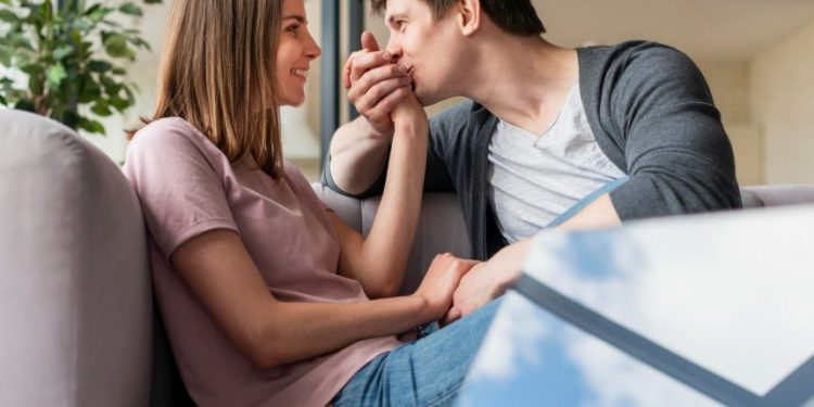 Jak poprawnie przeprosić w związku i kiedy w ogóle nie warto
